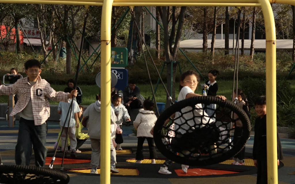 Kinder spielen gemeinsam draußen auf einem Spielplatz