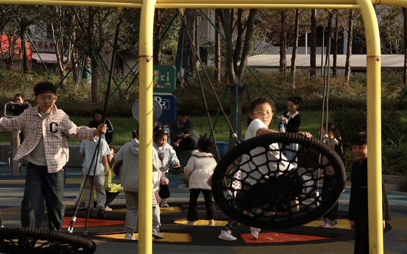 Kinder spielen gemeinsam draußen auf einem Spielplatz