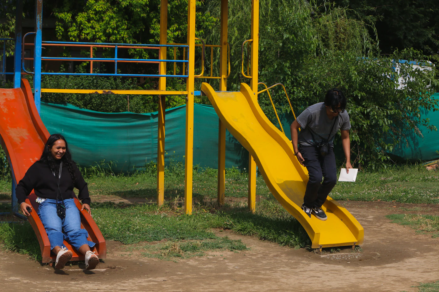 Kinder spielen bei gutem Wetter auf einem Spielplatz