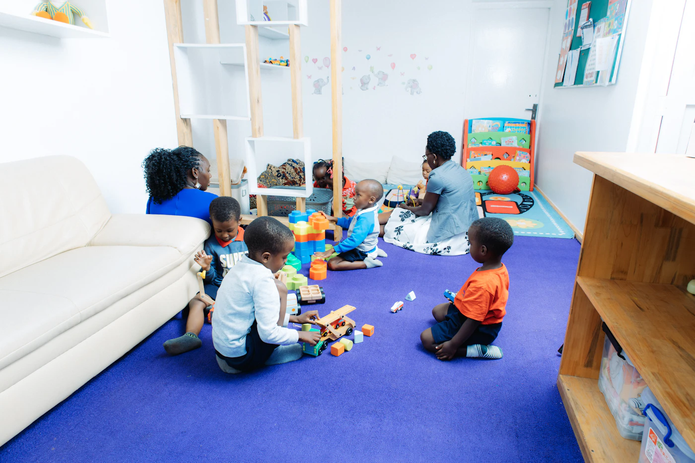 Kinder spielen gemeinsam in einem hellen Raum